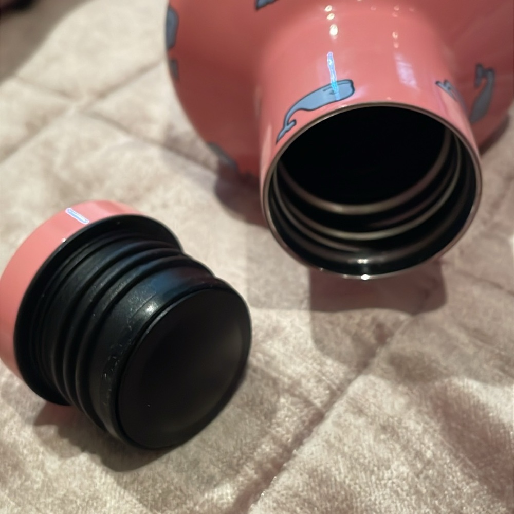 Vineyard Vines x Corkcicle Tumbler 25oz Canteen Pink with Blue Whales New - Picture 7 of 10